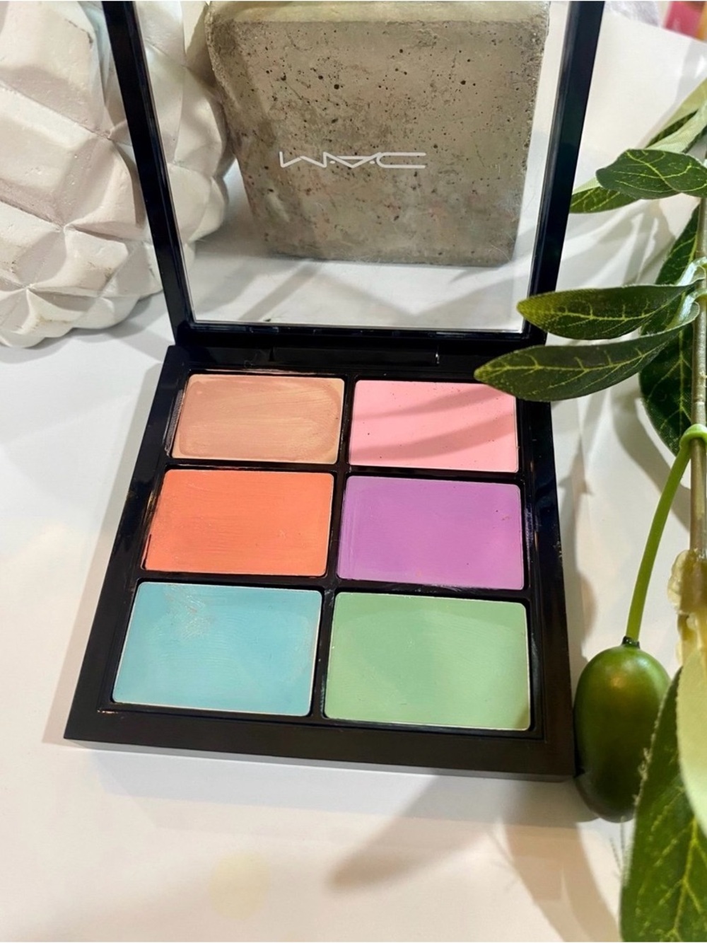 M.A.C. Who’s the DJ Lipstick Pallet - Picture 2 of 5